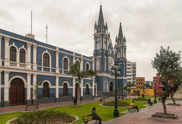 Lima Perú Diciembre 2008 Larga Fachada Azul Con Adorno Blanco — Foto de Stock