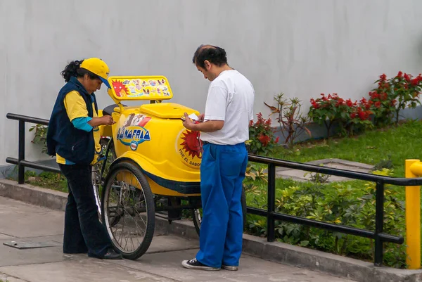 Lima Peru Prosince 2008 Muž Modrém Bílém Kupuje Zmrzlinu Žlutém — Stock fotografie