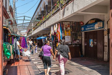 La Serena, Şili - 7 Aralık 2008: Şehir merkezinde, mavi gökyüzü altında tekstil satışı yapan ambulans satıcıları, perakendeciler ve diğer küçük perakendeciler. Müşteriler burada..