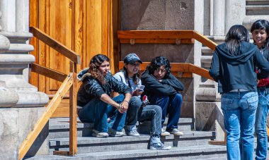 La Serena, Şili - 7 Aralık 2008: Şehir merkezinde, genç kızlar San Agustin kilisesinin merdivenlerinde oturuyorlar..