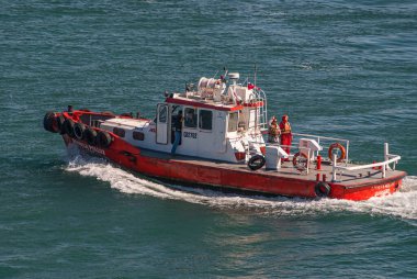 Coquimbo, Şili - 7 Aralık 2008: Beyaz-kırmızı Agunsa Pollux pilotu ve römorkörü güvertede mürettebatla birlikte gökteki okyanus suyuna yakın çekim.