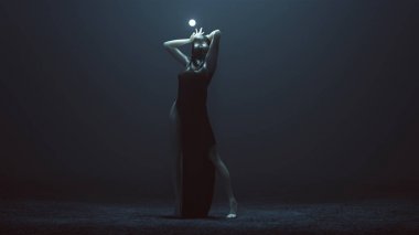 Beyaz Gözlü Seksi Cadı Şeytan Kadın ve Fütüristik Haute Couture Elbise Soyut Demon sisli bir boşluk 3d İllüstrasyon 3d render içinde Parlayan Küre