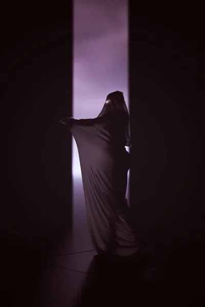 Femme Enveloppée Dans Une Robe Futuriste Transparente Avec Des Yeux — Photo