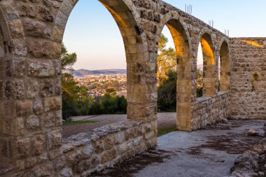 Yeni şehir binalar eski kemer Manastırı ile görüntüleyin. Eski ve yeni. Beit Jamal Manastırı yakınındaki Beit Prestatyn şehir, İsrail.