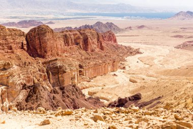 Çöl dağlar aralığı kayalıklarla doğal görünümü manzara, seyahat hedef doğa Negev İsrail ridge.