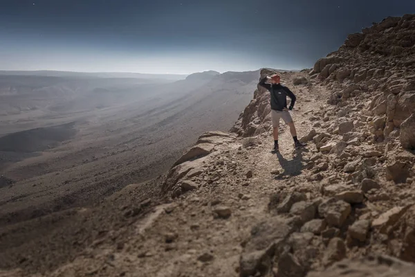 Mann Backpacker Tourist Steht Der Nacht Bergkamm Klippe Kante Blick — Stockfoto