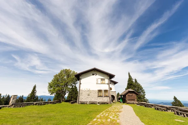 Hostel Buitenkant Gebouw Achtertuin Zomer Weergave Bergen Reizen Wandelen Slovenië — Stockfoto