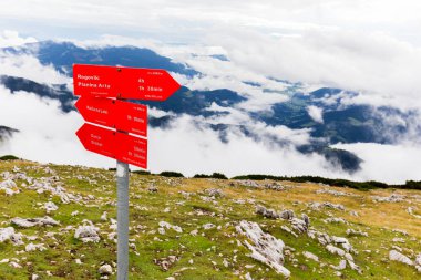 Yön işareti kutup dağ Velika Raduha ridge Zirvesi güzel manzara rock çift oda. Slovenya backpacking geçiş hiking. Europe seyahat turizm hedefleri güzel manzara.