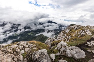 Dağ Velika Raduha ridge Zirvesi güzel manzara rock çift oda. Slovenya backpacking geçiş hiking. Europe seyahat turizm hedefleri güzel manzara.