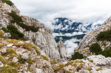 Dağ Velika Raduha ridge Zirvesi güzel manzara rock çift oda. Slovenya backpacking geçiş hiking. Europe seyahat turizm hedefleri güzel manzara.