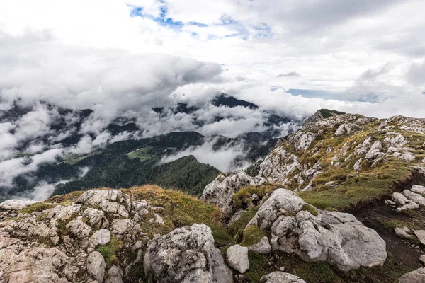 Dağ Velika Raduha ridge Zirvesi güzel manzara rock çift oda. Slovenya backpacking geçiş hiking. Europe seyahat turizm hedefleri güzel manzara.