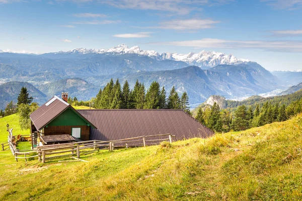 Alpine Dorp Vakantiehuis Landschap Groene Weide Vallei Triglav Nationaal Park — Stockfoto
