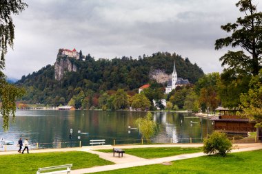 Bled Gölü Kalesi kale, St Martin's Parish kilise tarihi mirası binalar, turizm ünlü sonbahar görünümü. Slovenya, Europe turizm seyahat.