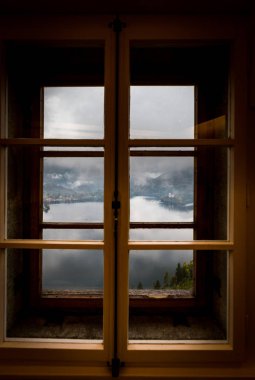 Kale kale, tarihi mirası binalar, Blejski Grad görünümünden pencere panjur Kalesi, turizm ünlü sonbahar manzara bina bled ada Gölü kilise çan kulesi. Slovenya, Europe turizm seyahat.