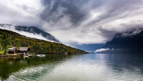 Bohinj Lake Overcast Autumn Rainy Scenic Mountains View Boats Pier — Stock Photo, Image