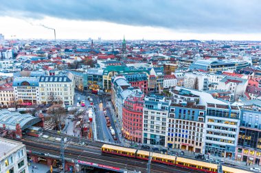 Berlin cityscape panoramik, yüksek açı çatılar binaların sokak görünümü ev sahipliği yapmaktadır. Seyahat Almanya, Europe.