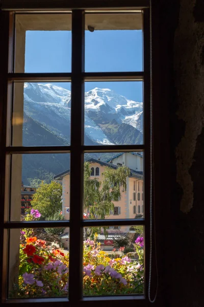 Mount Mont Blanc top uitzicht door raam Chamonix. — Stockfoto