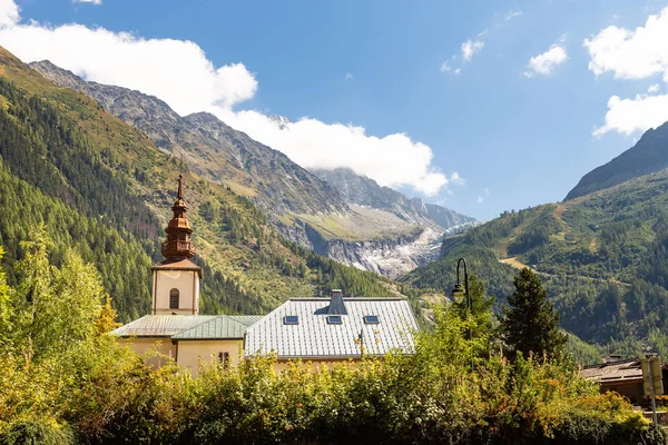 Eglise d'Argentière kerkgebouw, bergen achtergrond weergave. — Stockfoto