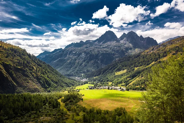 Le Tour uitzicht op de vallei van het dorp, Chamonix, Frankrijk. — Stockfoto