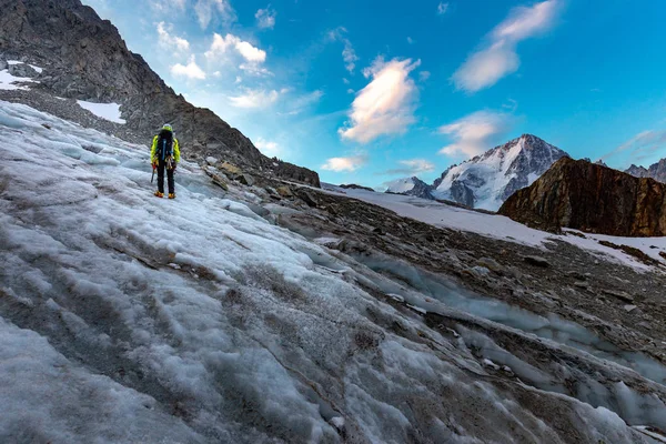 Ορειβάτης αναρρίχηση βουνά παγετώνας Mont-Blanc, Γαλλία Αλπεις. — Φωτογραφία Αρχείου