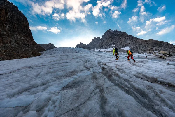 Bergsteiger erklimmen Gletscher Mont Blanc, Französische Alpen. — Stockfoto