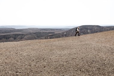 Backpacker turist çöl Dağ ridge manzara yürüyüş.
