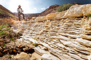 Backpacker turist çöl Dağ cliff sırtı ayakta kenar lan