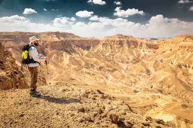 Backpacker turist çöl Dağ cliff sırtı ayakta kenar lan