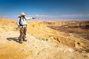 Backpacker turist çöl Dağ cliff sırtı ayakta kenar lan