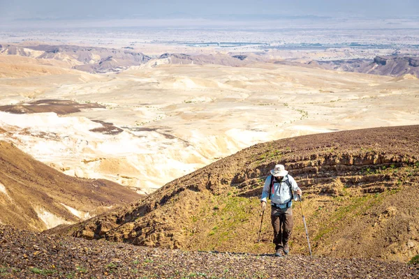 Backpacker turist promenader öken bergslandskap ridge. — Stockfoto