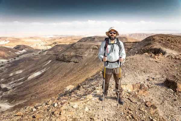 Backpacker Tourist stehend Wüste Berg Klippe Kante lan — Stockfoto