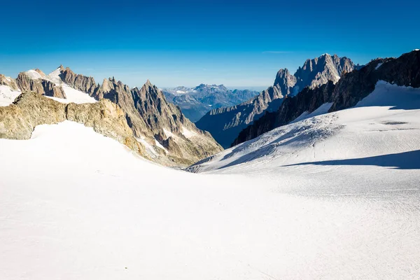 Βουνοκορφές βουνών Άλπεων, τοπίο παγετώνα, Mont Blanc Massi — Φωτογραφία Αρχείου