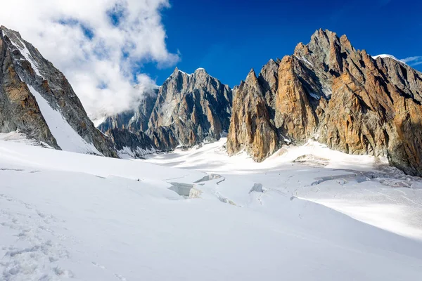 アルプス山脈尾根山頂氷河風景、モンブランマッシ — ストック写真