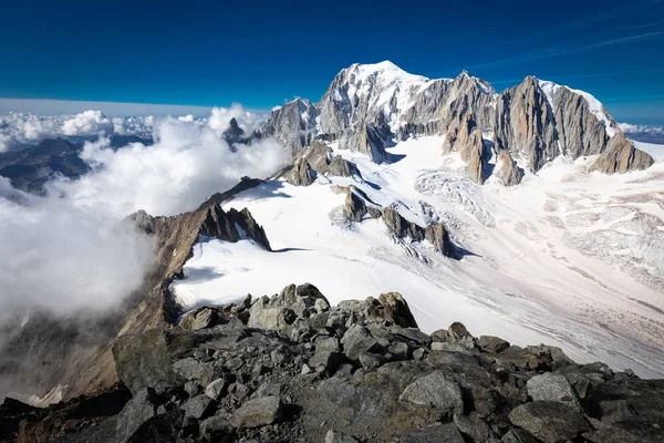 アルプス山脈尾根山頂氷河風景、モンブランマッシ — ストック写真