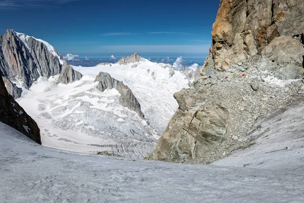アルピニスト登山デント・デュ・ジアント崖、山の風景 — ストック写真