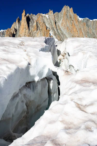 Crepaccio del ghiacciaio, Aiguilles du Diable peak, massiccio del Monte Bianco . — Foto Stock