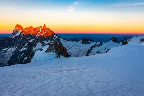 アルプス山脈ピーク夕日の風景、モンブランマッシフ. — ストック写真