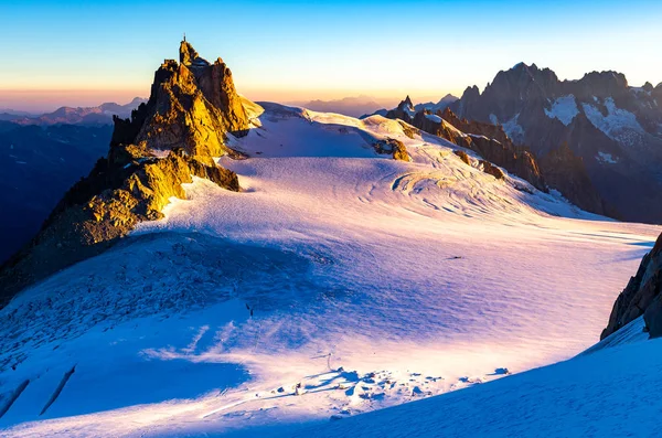 Aiguille du Midi mountain ridge sunrise view. — ストック写真