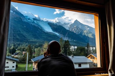 Adam pencere Mont Blanc zirve manzara görünümü Chamonix görünümlü.
