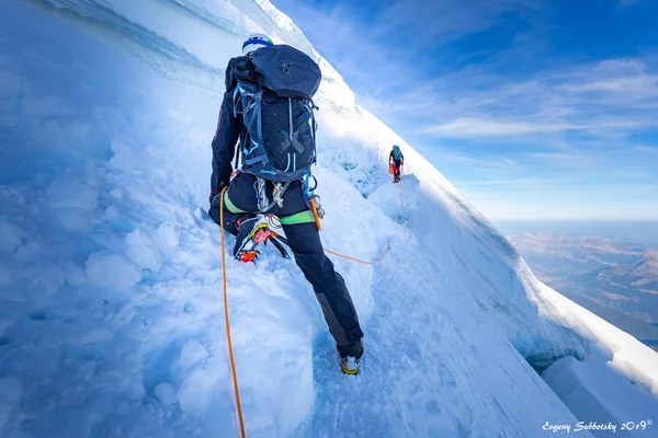 Two alpinists mountaineers climbing over ice crevasse. — Stock Photo, Image