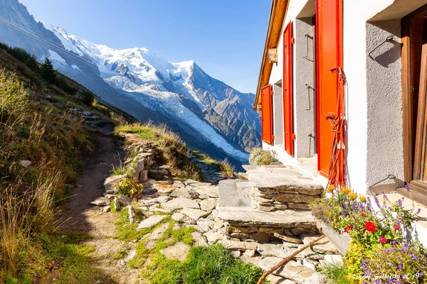 Refuge du Plan de l'Aiguille konuk evi Mont Blanc görünümü.