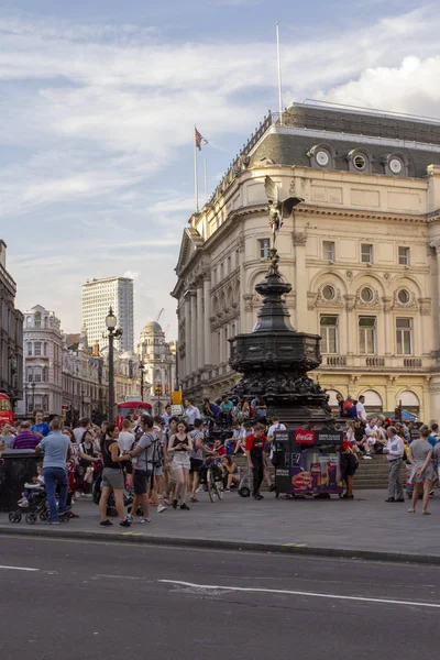 Bir yaz akşamı Londra'da kalabalık Piccadilly Circus.