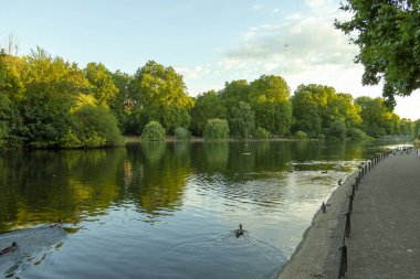 Bir yaz akşamı Londra'da Saint James Park.
