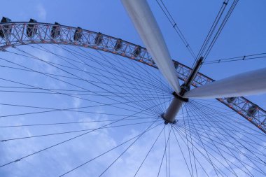 Bir yaz akşamı Londra'da London Eye.
