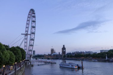 Bir yaz akşamı Londra'da London Eye.