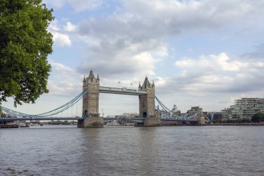 Bir yaz öğleden sonra Londra'daki Tower Bridge.