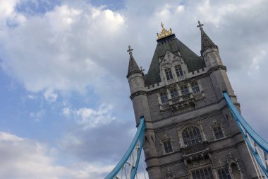 Bir yaz öğleden sonra Londra'daki Tower Bridge.