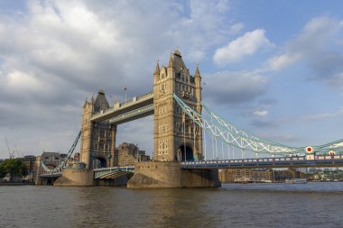 Bir yaz öğleden sonra Londra'daki Tower Bridge.