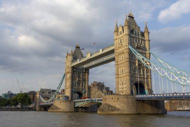 Bir yaz öğleden sonra Londra'daki Tower Bridge.