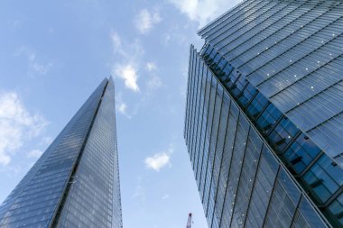 Bir yaz akşamı Londra'da bina 